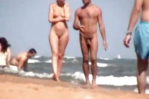 Rubia en la playa nudista sexo en los baños de la imagen