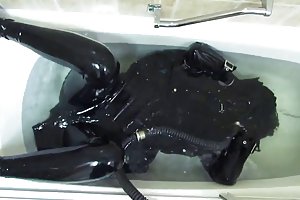 De goma de la chica en el baño. porno nieta