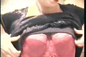 Amateur maduro milf masturbándose su húmeda vagina en la cama video porno de la naturaleza