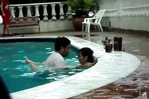 Sexo en la piscina. videos porno cristina