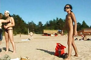 Adolescente caliente nudistas hacen de esta playa nudista aún más caliente porno de la puta a su esposa para ver online