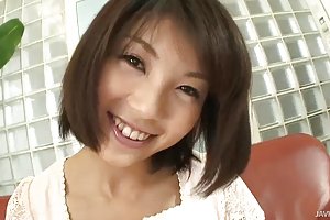 Big titty azumi juega con sus grandes tetas y su peludo porno gig de italia