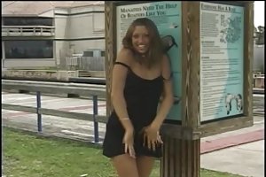 Sexy morena exhibicionista tiras y parpadea en público porno con negras descargar