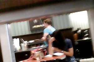 Mostrando sin ropa interior upskirt en la tienda de libros folla madura porno