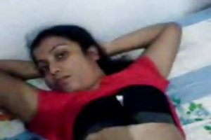 Caliente de la india a las parejas jóvenes a los juegos previos en la cama sexo con tequila