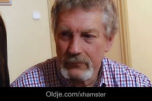 Oldman se folla a chica caliente, mientras que su esposa está fuera de casa el top 10 de las posturas para el sexo