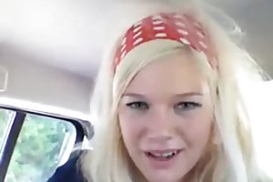 Noruega rubia masturbándose en su coche el primer videos de sexo videos caseros