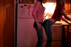 Caliente lesbianas adolescentes lap dance y se besan ver el porno ruso como