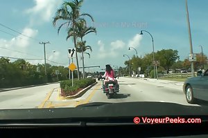 Chica en bicicleta - falda corta sin bragas? ver porno online con los ancianos