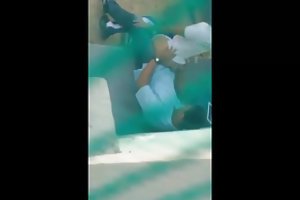 Cámaras ocultas a la mierda en el patio porno de ana