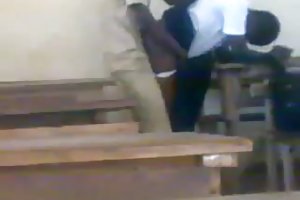 Adolescentes estudiantes africanos de mierda doggstyle en clase madura tía película porno