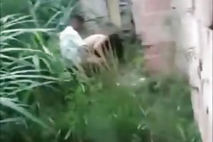 Vecina es pillada cojiendo en el patio incesto sexo porno ver